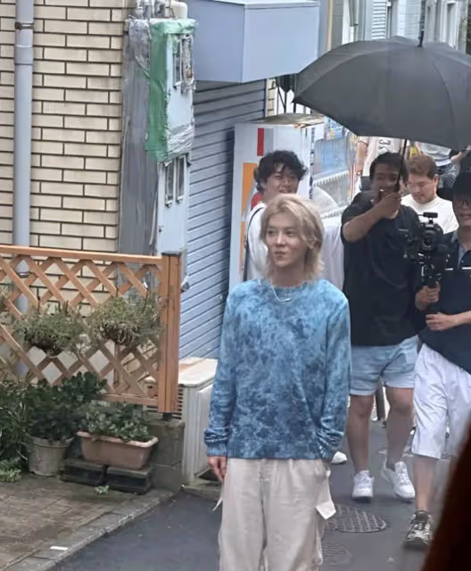 鹿晗日本被偶遇，金髮造型被說像尹正，身形消瘦有點佝僂著腰