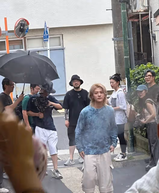 鹿晗日本被偶遇，金髮造型被說像尹正，身形消瘦有點佝僂著腰