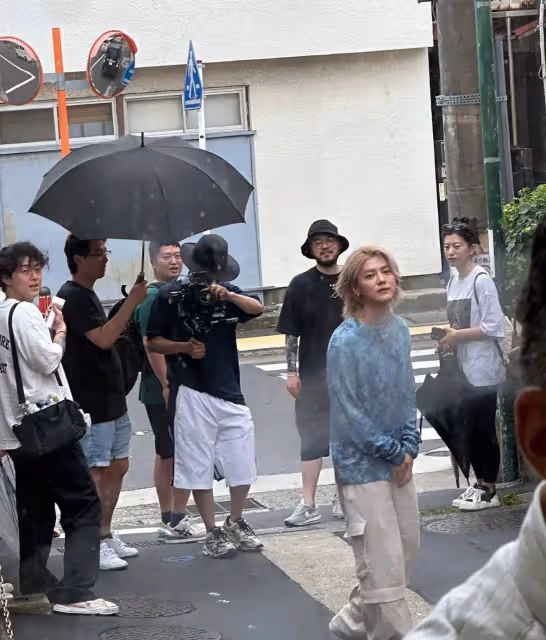 鹿晗日本被偶遇，金髮造型被說像尹正，身形消瘦有點佝僂著腰