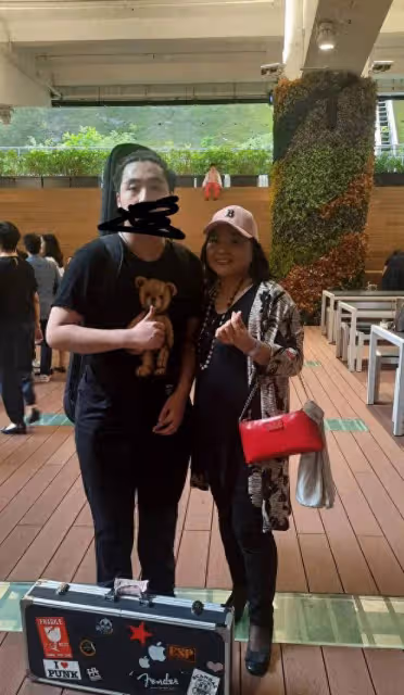 吳鎮宇兒子曬初中畢業照，費曼滿頭卷髮身材圓潤