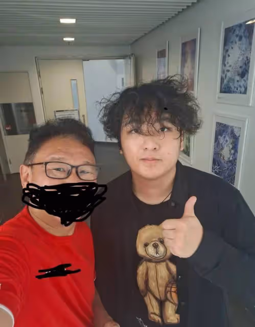 吳鎮宇兒子曬初中畢業照，費曼滿頭卷髮身材圓潤