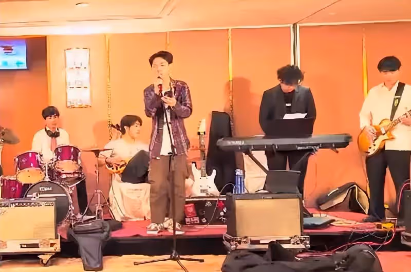 吳鎮宇兒子曬初中畢業照，費曼滿頭卷髮身材圓潤