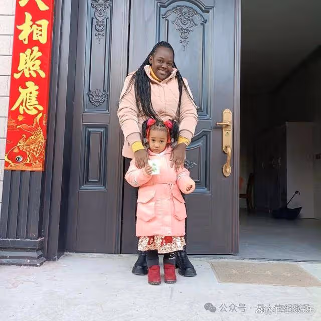 福建農民工遠赴非洲打工,娶回小13歲黑人女大學生,生下混血女兒