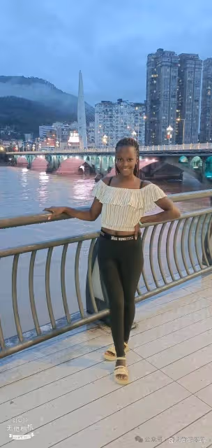 福建農民工遠赴非洲打工,娶回小13歲黑人女大學生,生下混血女兒