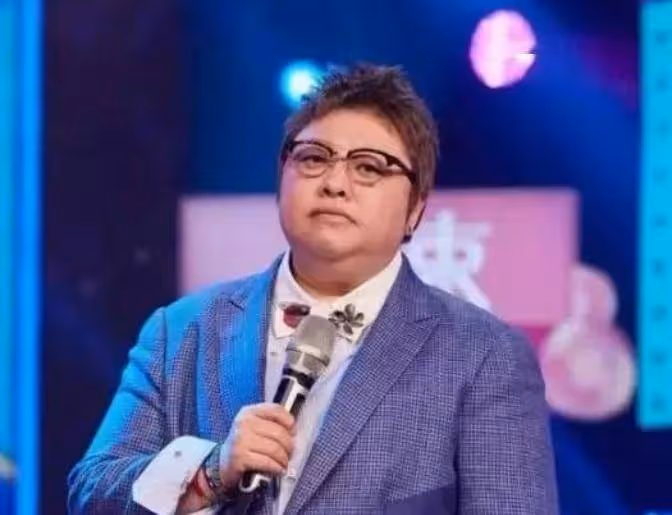 韓紅曾自曝大學時是「校花」,看了她18歲的照片,我被驚艷了!