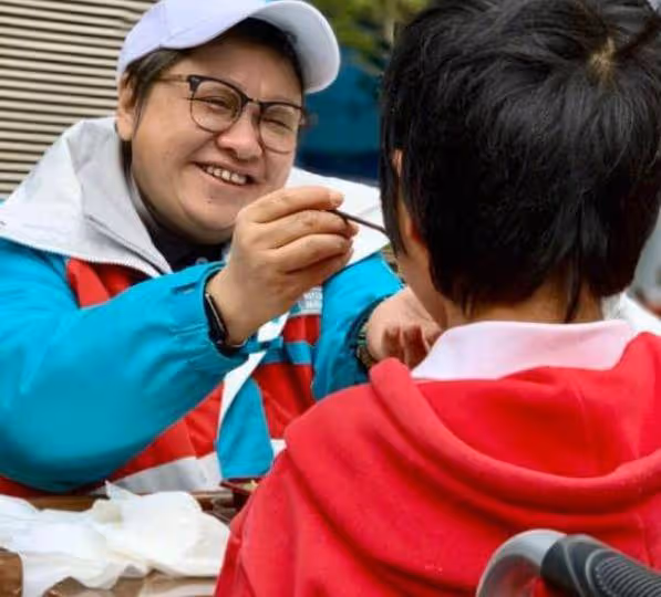 韓紅曾自曝大學時是「校花」,看了她18歲的照片,我被驚艷了!