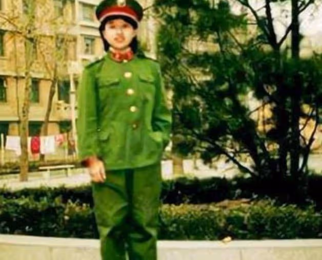 韓紅曾自曝大學時是「校花」,看了她18歲的照片,我被驚艷了!