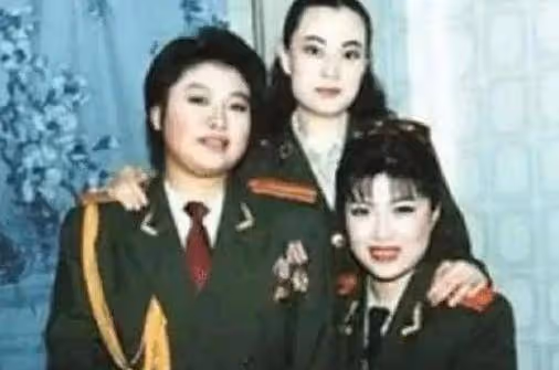 韓紅曾自曝大學時是「校花」,看了她18歲的照片,我被驚艷了!