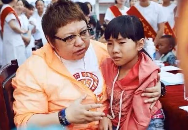 韓紅曾自曝大學時是「校花」,看了她18歲的照片,我被驚艷了!
