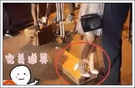 難怪電視里只拍上半身,鏡頭下移後,網友:這也太尷尬了