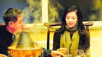 趙本山巔峰時期有多牛?抱著女明星不算啥,最後一張才厲害