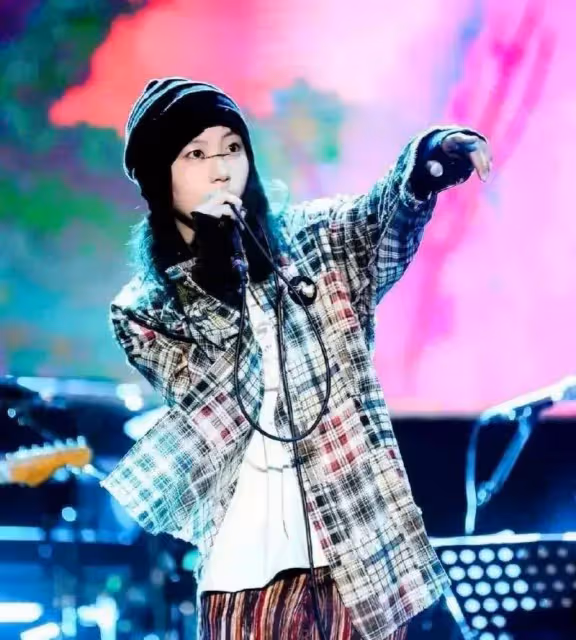 王菲女兒美得像「整容」,長卷髮和襯衫很漂亮,簡直是換了個人
