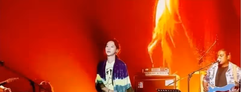 王菲女兒美得像「整容」,長卷髮和襯衫很漂亮,簡直是換了個人