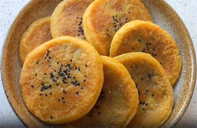 糯米粉加一半玉米面,開水一燙髮一晚,外酥里糯,早起10分鐘出鍋