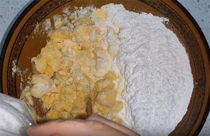 糯米粉加一半玉米面,開水一燙髮一晚,外酥里糯,早起10分鐘出鍋