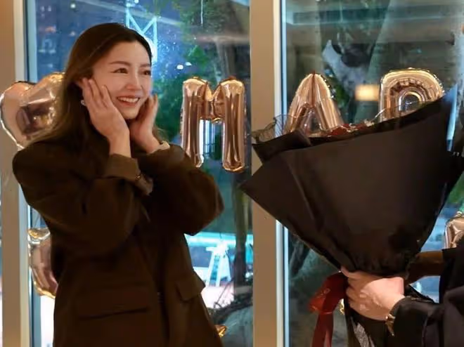 39歲女星宣布結婚後首現身,預告明年初結婚,率先公布姊妹團陣容