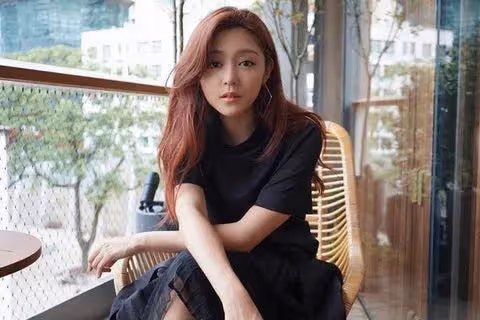 39歲女星宣布結婚後首現身,預告明年初結婚,率先公布姊妹團陣容