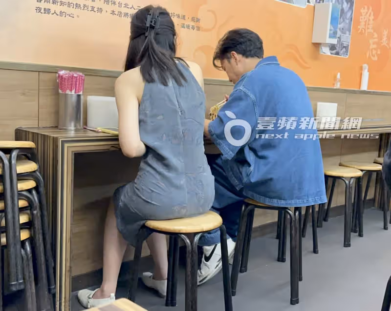 壹蘋10點強打｜李沐調情男友互吃口水！從麵店黏到車上　勾學霸主唱返家（狗仔直擊）