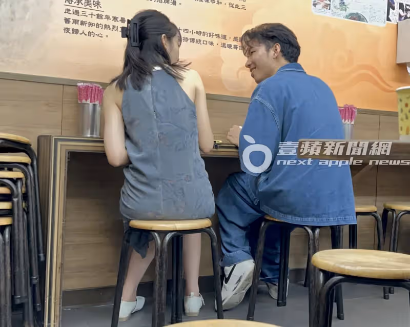 壹蘋10點強打｜李沐調情男友互吃口水！從麵店黏到車上　勾學霸主唱返家（狗仔直擊）