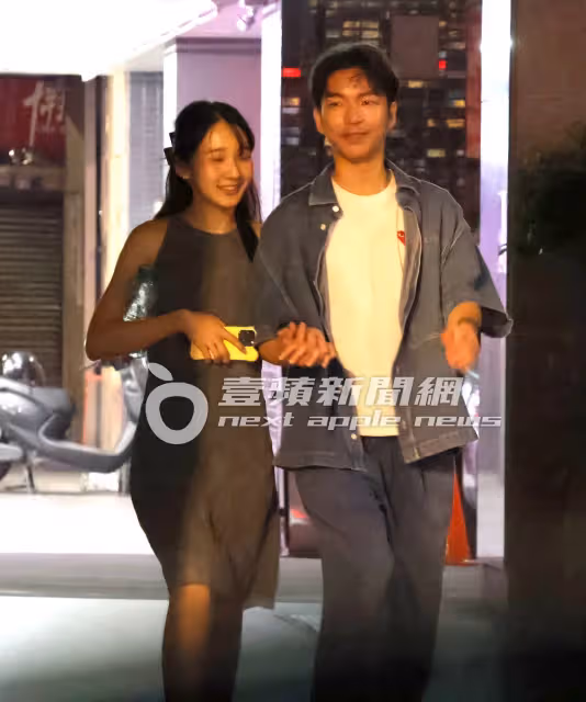 壹蘋10點強打｜李沐調情男友互吃口水！從麵店黏到車上　勾學霸主唱返家（狗仔直擊）