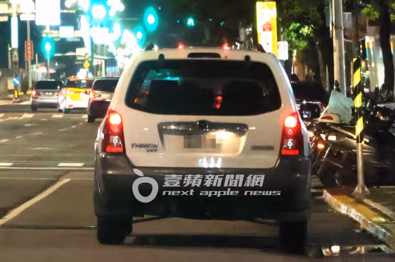 壹蘋10點強打｜李沐調情男友互吃口水！從麵店黏到車上　勾學霸主唱返家（狗仔直擊）