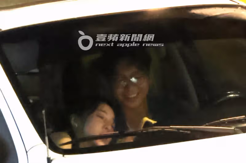 壹蘋10點強打｜李沐調情男友互吃口水！從麵店黏到車上　勾學霸主唱返家（狗仔直擊）