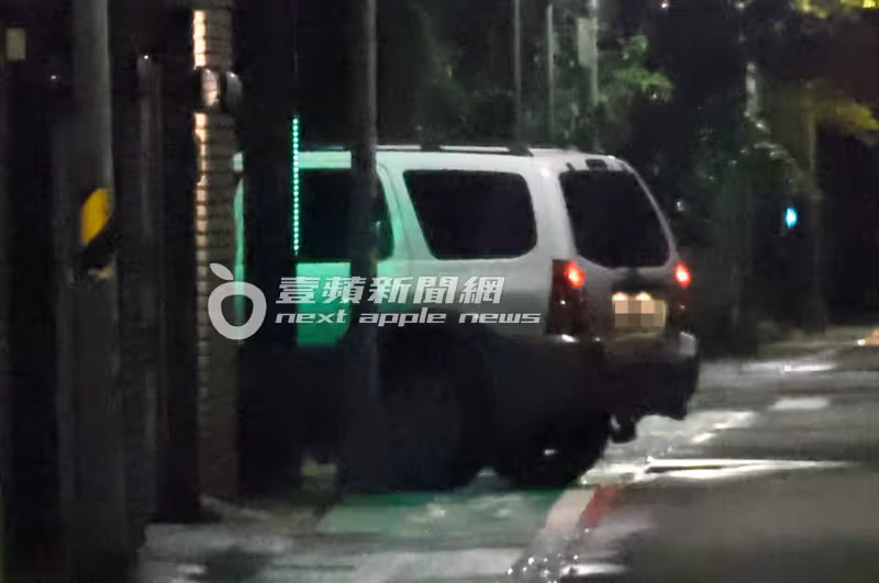 壹蘋10點強打｜李沐調情男友互吃口水！從麵店黏到車上　勾學霸主唱返家（狗仔直擊）
