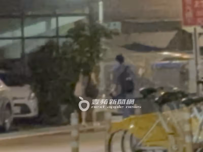 壹蘋10點強打｜李沐調情男友互吃口水！從麵店黏到車上　勾學霸主唱返家（狗仔直擊）