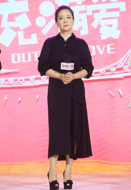 陳小藝的微胖身材看著剛好，圓臉減齡又顯年輕，穿一身黑也不顯老