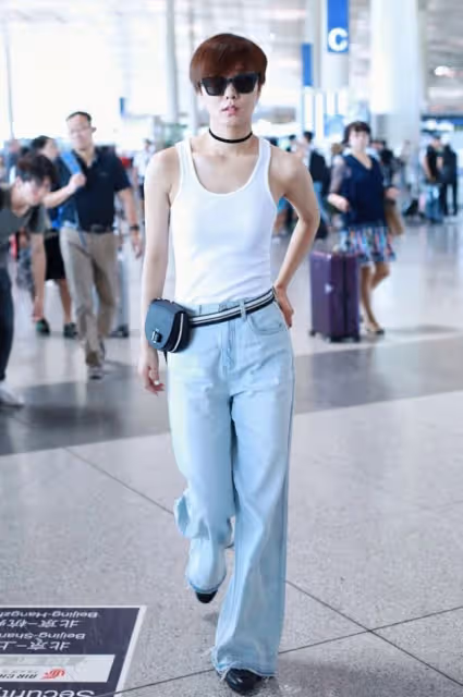 王珞丹時尚感真強，"老頭背心"都能穿得很別致，氣場全開挺帥氣