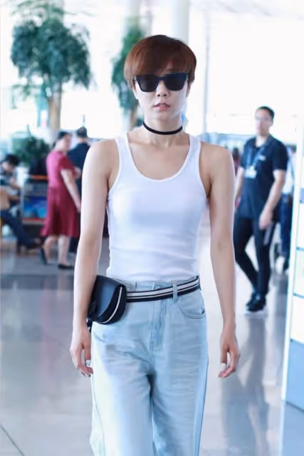 王珞丹時尚感真強，"老頭背心"都能穿得很別致，氣場全開挺帥氣