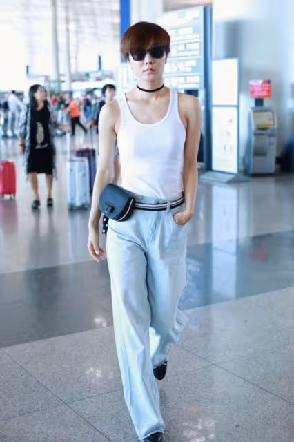 王珞丹時尚感真強，"老頭背心"都能穿得很別致，氣場全開挺帥氣