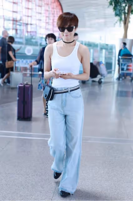 王珞丹時尚感真強，"老頭背心"都能穿得很別致，氣場全開挺帥氣