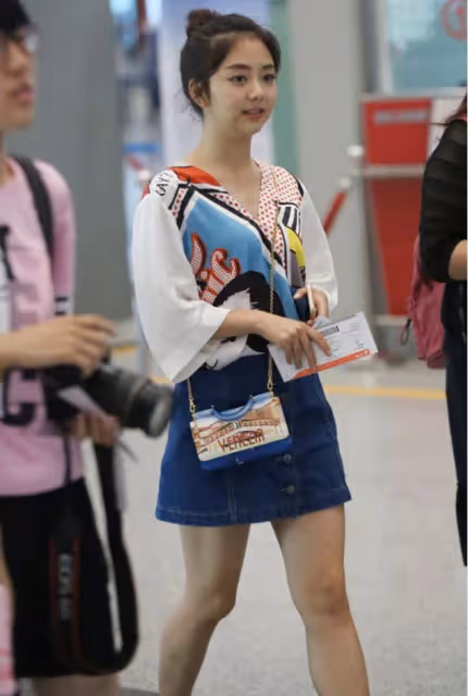 生圖下的譚松韻顏值也抗打，穿印花襯衫配半身裙，美成了18歲少女