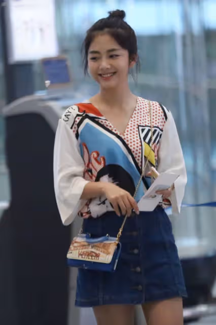 生圖下的譚松韻顏值也抗打，穿印花襯衫配半身裙，美成了18歲少女