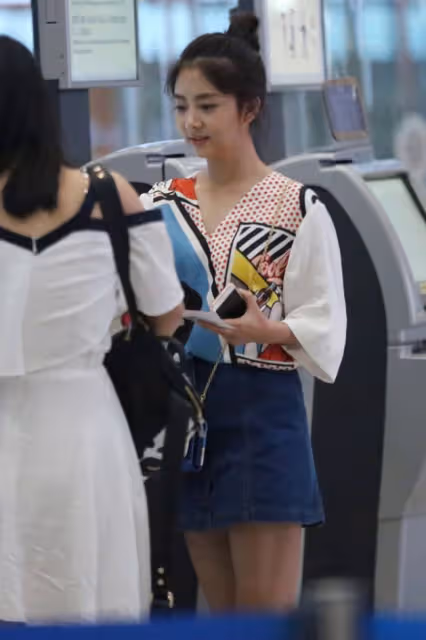 生圖下的譚松韻顏值也抗打，穿印花襯衫配半身裙，美成了18歲少女