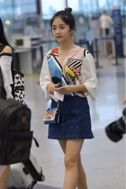生圖下的譚松韻顏值也抗打，穿印花襯衫配半身裙，美成了18歲少女