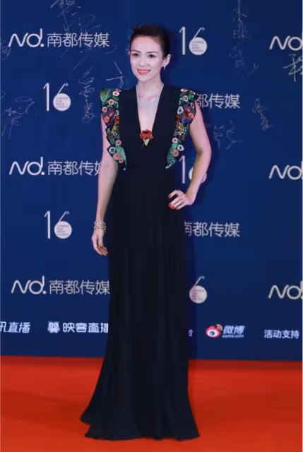 章子怡還是一如既往地會穿，在黑裙上加點花，不僅不老土還挺吸睛