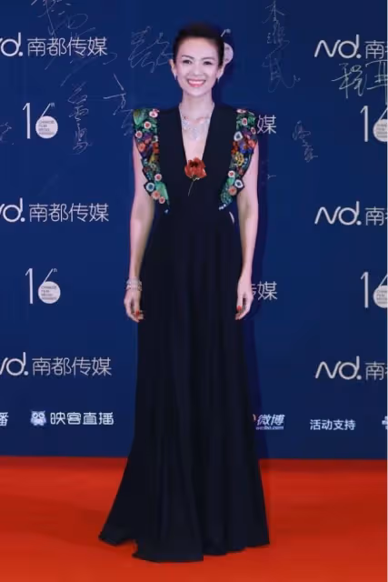章子怡還是一如既往地會穿，在黑裙上加點花，不僅不老土還挺吸睛