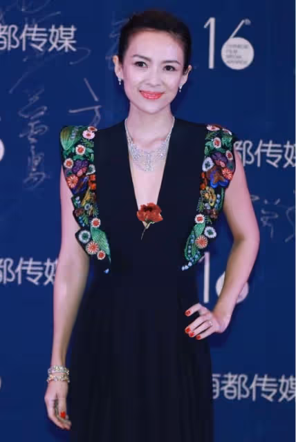 章子怡還是一如既往地會穿，在黑裙上加點花，不僅不老土還挺吸睛