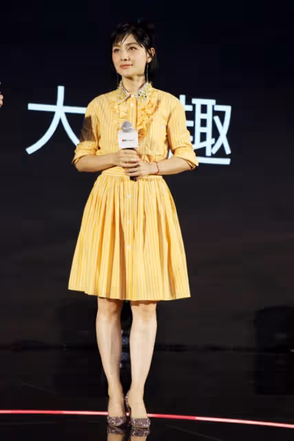 辣媽胡可打扮得真嫩，穿小黃裙像酷似少女，生圖下皮膚狀態也不錯