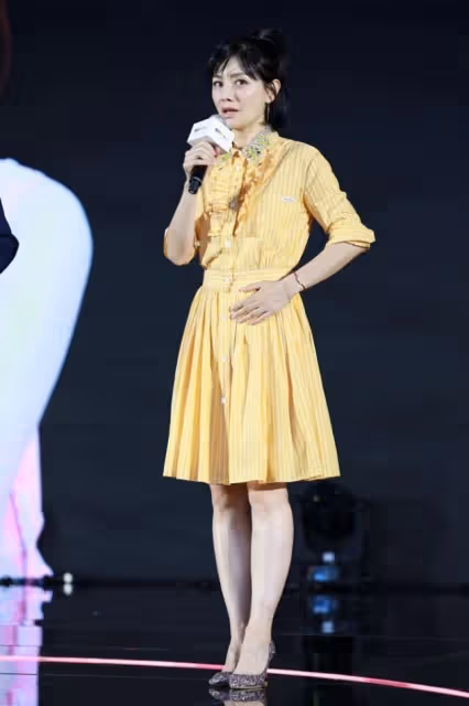 辣媽胡可打扮得真嫩，穿小黃裙像酷似少女，生圖下皮膚狀態也不錯