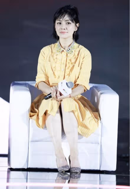 辣媽胡可打扮得真嫩，穿小黃裙像酷似少女，生圖下皮膚狀態也不錯