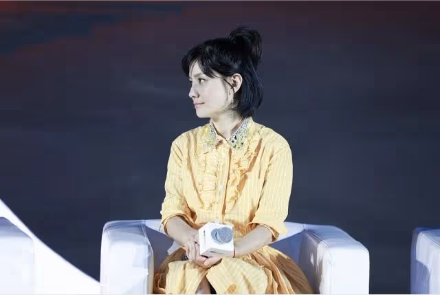 辣媽胡可打扮得真嫩，穿小黃裙像酷似少女，生圖下皮膚狀態也不錯