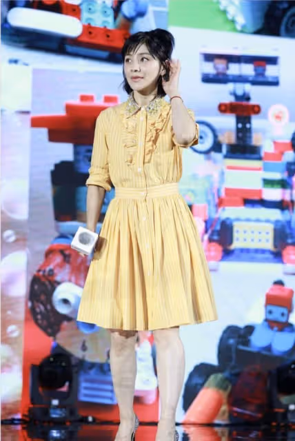 辣媽胡可打扮得真嫩，穿小黃裙像酷似少女，生圖下皮膚狀態也不錯