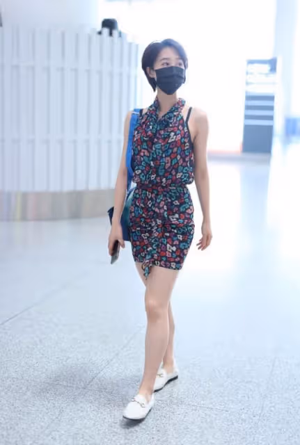 藍盈瑩真適合留短髮，看著清爽又活潑，即使配"土味"花衣也很甜美