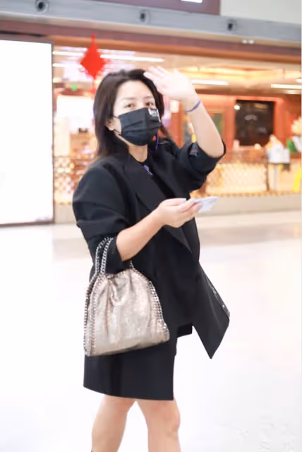 何潔看著是真的瘦了，雙腿纖細線條勻稱，但穿中長款西裝挺顯矮的