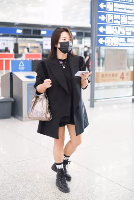 何潔看著是真的瘦了，雙腿纖細線條勻稱，但穿中長款西裝挺顯矮的