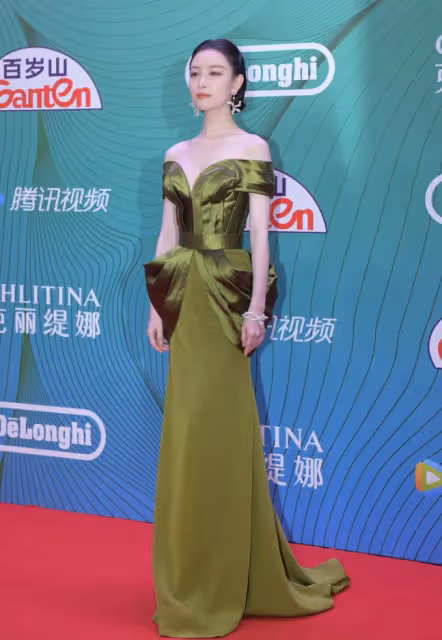 倪妮真是濃顏系大美女，化濃妝配綠裙好顯白，肌膚"反光"太迷人