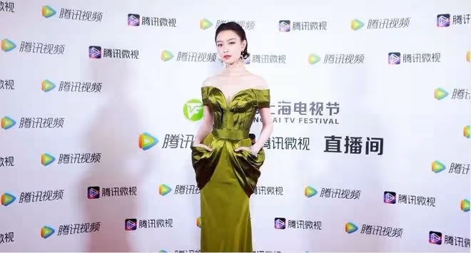 倪妮真是濃顏系大美女，化濃妝配綠裙好顯白，肌膚"反光"太迷人